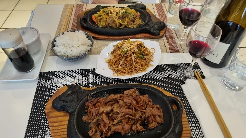 Bœuf Piquant Bœuf Sauté Aux Oignons Riz Blanc Nouilles Sautées